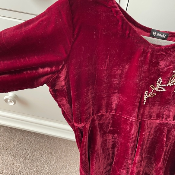 ♥️final mark down ♥️Velvet embroided high low top - Picture 10 of 13